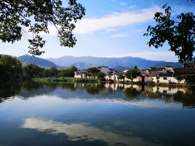 水墨宏村—水墨乡村白墙灰瓦马头墙，徽派建筑的典范。