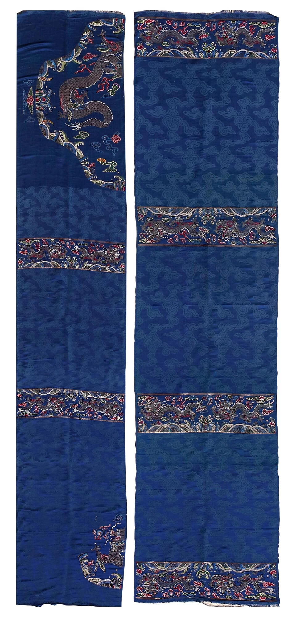 【蓝色云龙纹妆花缎衣料（两匹）】——清晚期，尺寸：300cm×70cm；377cm×70cm。两匹衣料蓝色底面，其上妆花织金龙纹，气势威武。四周祥云、蝙蝠环绕，下饰海水江崖与八宝平水纹。质地厚密，色泽光亮。