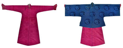 【蓝色团鹤花树纹漳绒袄】——圆立领，大襟右衽，平阔袖，配铜鎏金錾花盘扣。蓝色漳绒袄面，其上满织仙鹤花树纹团花，以祝长寿。【紫色八宝纹暗花绸常服袍】——清中期