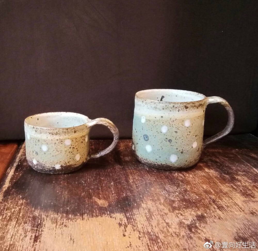 日本信乐“陶艺之森”陶艺作家市集上遇到的陶艺家——山本直毅
他的作品可以说很治愈，越看越好看～
30岁才开始接触陶艺的，作品随性、实用、温暖～