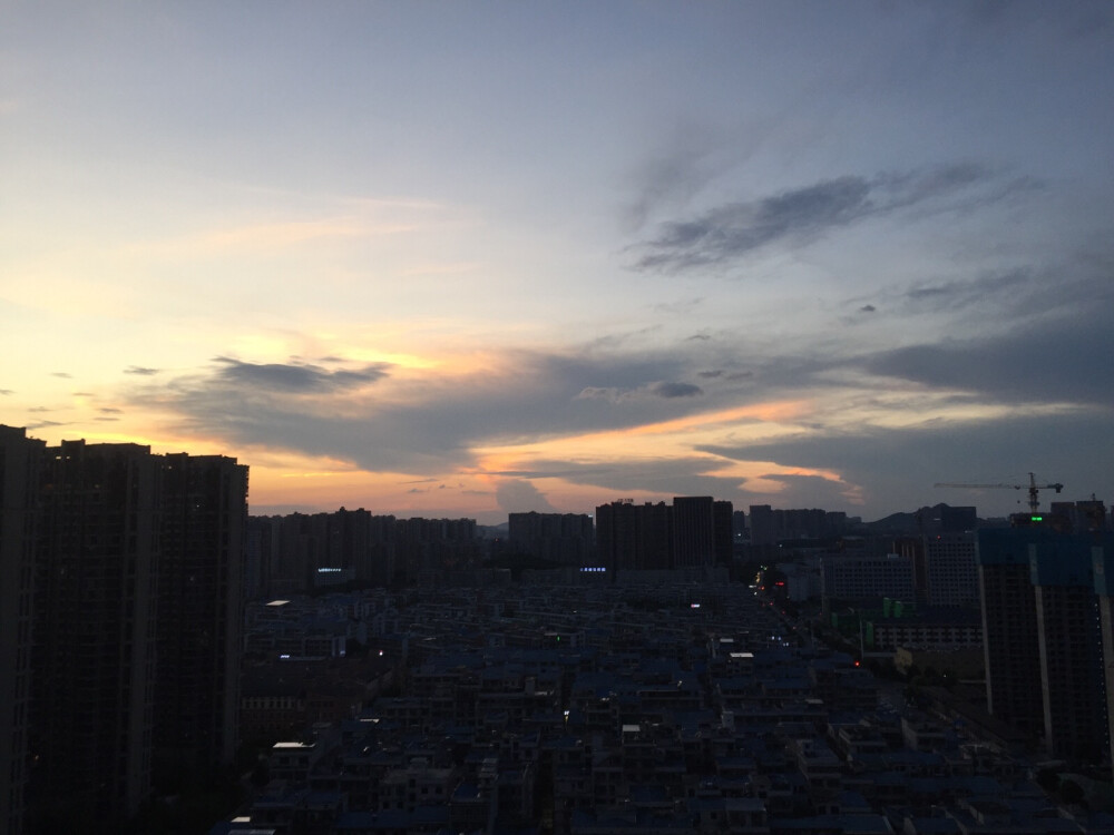 不经意的往窗外抬头 看到稍纵即逝的那抹夕阳