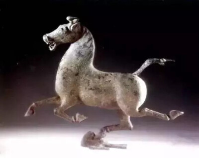 铜奔马 《马踏飞燕》
属东汉，1969年在甘肃武威雷台的东汉墓面出土。铜奔马又名“马踏飞燕”、“马超龙雀”，身高34.5厘米，身长45厘米，宽13厘米。按古代相马经中所述良马的标准尺度来衡量铜奔马，几乎无一处不合…