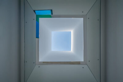 一个纯白的利用天光的密室地面铺满了盐，a secret white room with a skylight is filled with salt