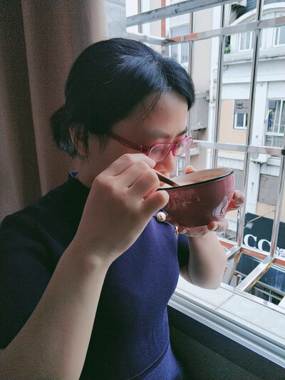 喝婆婆熬的姜茶打卡第11天
姜茶泡热牛奶一碗，真的好好喝，喝不腻