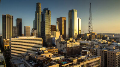 洛杉矶(Los Angeles) 是美国西部最大的城市，常被称为“天使之城”，也是美国重要的工商业、国际贸易、科教、娱乐和体育中心之一。