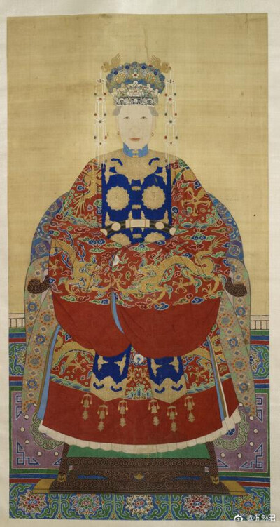 清早期汉族命妇坐像，绢本，设色，尺寸：189.5 x 98.5 cm，加拿大皇家安大略博物馆藏。
云蟒的通袖膝襕袍和霞帔还有些明末风格，冠子的一些细节在明末清初的一些画作中也对的上～