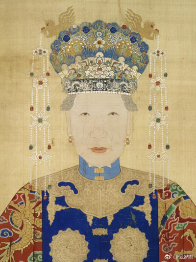 清早期汉族命妇坐像，绢本，设色，尺寸：189.5 x 98.5 cm，加拿大皇家安大略博物馆藏。
云蟒的通袖膝襕袍和霞帔还有些明末风格，冠子的一些细节在明末清初的一些画作中也对的上～