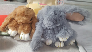 我买了两个在，书包上挂的，你选一个，本意是，你小的我大的，嗯？喜欢吗