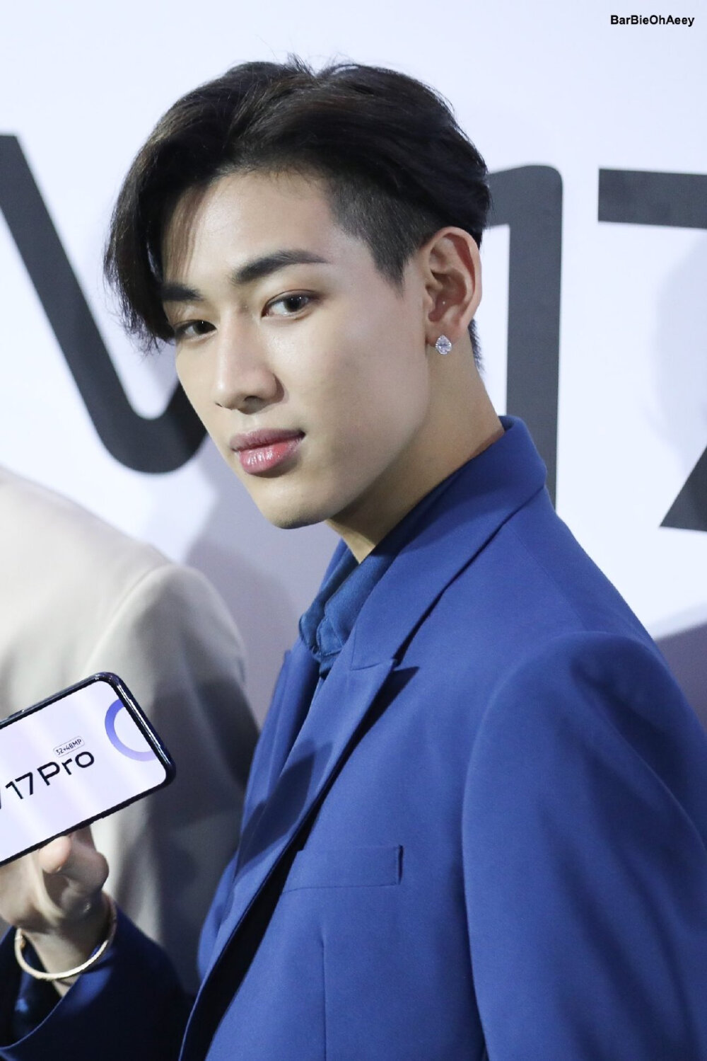 BamBam，全名Bambam Kunpimook Bhuwakul，1997年5月2日出生于泰国曼谷，在韩国发展的泰国籍男歌手、演员，男子演唱团体GOT7成员之一。2007年在泰国举办的“Rain Cover Dance“比赛中获得冠军，被韩国JYP娱乐公司星探挖掘。2012年参演电影《追凶》。2013年参与JYP与YG娱乐公司共同制作的电视节目《WHO IS NEXT:WIN》。2014年1月以演唱团体GOT7正式出道。