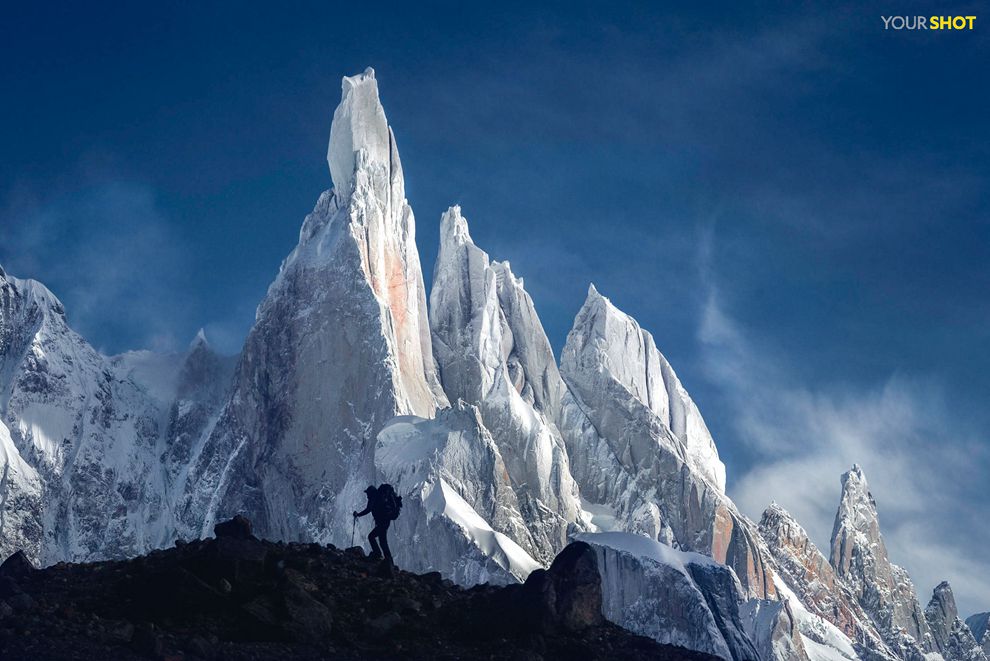 南边的雪
一个登山者徒步经过Cerro Torre，这是巴塔哥尼亚冰原最高的山峰。要攀登这片山极其困难，并且该区域还在智利与阿根廷之间存在争议。摄影：MARCO GRASSI