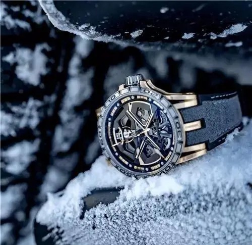 罗杰杜彼 Roger Dubuis Excalibur Huracàn腕表
此款时计承载着Huracán超跑车的美学特点，特别是其极具传奇色彩的六角形设计，这个用于建构Huracán超跑车车身的多功能几何形体也以各种形式出现在腕表中。搭配RD630自动上链镂空机芯，配备了以12度角倾斜设置的摆轮。
表款运用黑色橡胶搭配灰色Alcantara作为内衬，表冠的设计灵感来自超跑车的车轮螺母，进一步强化了时计的赛车风采，而令人瞩目的60小时动储存显示器则确保了志在必胜的竞赛者能够经得起长征的考验。
