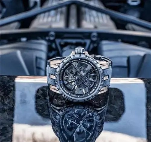 罗杰杜彼 Roger Dubuis Excalibur Huracàn腕表
此款时计承载着Huracán超跑车的美学特点，特别是其极具传奇色彩的六角形设计，这个用于建构Huracán超跑车车身的多功能几何形体也以各种形式出现在腕表中。搭配RD630自动上链镂空机芯，配备了以12度角倾斜设置的摆轮。
表款运用黑色橡胶搭配灰色Alcantara作为内衬，表冠的设计灵感来自超跑车的车轮螺母，进一步强化了时计的赛车风采，而令人瞩目的60小时动储存显示器则确保了志在必胜的竞赛者能够经得起长征的考验。
