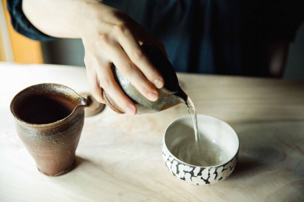 京都的有机煎茶茶房<冬夏>坐落在幽静的日式庭院里。定番茶点是<小松屋>的玉蕨饼和大薮萬司的脆米饼；茶是店家特色的sencha blend asamiya，店员会做第一泡和第二泡，从第三泡起由客人自娱。每一杯茶里有足足7g茶叶，从50°C的第一泡开始逐渐提高水温的话，可以享用7~8次之多。店内的茶具在画廊<日日>均有出售。
更多体验日本茶道的京都店家：
一保堂茶舗京都本店→http://t.cn/Ain7oRD5
佛光寺的YUGEN→http://t.cn/AiEEZJhS
（出典→hanako.tokyo/news/food/104885/）
#京都[超话]# #京都# #茶道# #日本茶道# #日本煎茶# #日本茶# #煎茶# #和果子[超话]# #和果子# #霓虹职人#（←话题不定期推荐日本手工艺中）