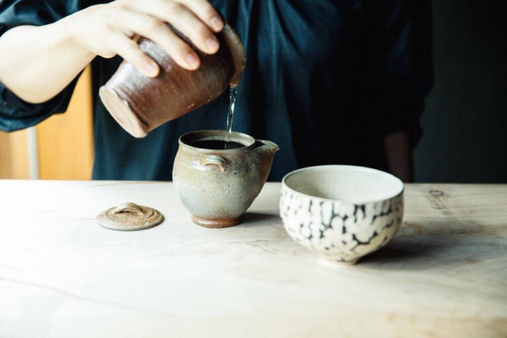 京都的有机煎茶茶房<冬夏>坐落在幽静的日式庭院里。定番茶点是<小松屋>的玉蕨饼和大薮萬司的脆米饼；茶是店家特色的sencha blend asamiya，店员会做第一泡和第二泡，从第三泡起由客人自娱。每一杯茶里有足足7g茶叶，从50°C的第一泡开始逐渐提高水温的话，可以享用7~8次之多。店内的茶具在画廊<日日>均有出售。
更多体验日本茶道的京都店家：
一保堂茶舗京都本店→http://t.cn/Ain7oRD5
佛光寺的YUGEN→http://t.cn/AiEEZJhS
（出典→hanako.tokyo/news/food/104885/）
#京都[超话]# #京都# #茶道# #日本茶道# #日本煎茶# #日本茶# #煎茶# #和果子[超话]# #和果子# #霓虹职人#（←话题不定期推荐日本手工艺中）