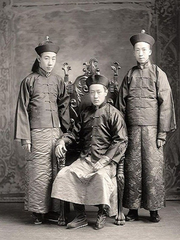 载搏，生于1887年，为庆亲王奕劻和四侧福晋刘佳氏所生，排行老二。生有二子溥均，溥铭。载搏长得眉清目秀，气质俱佳，无论现在还是晚清都属于名副其实的超级大帅哥，光绪三十二年，封镇国将军。