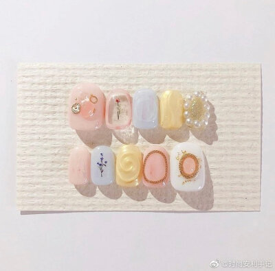 「 日系美甲nails 」
秋冬快给指甲换上新衣服鸭₍•ʚ•₎カッカッ
偶尔做做这种稍复杂一些的款式也不错哦！
小时建议这种可以做成成品甲片 会来的划算很多
#美甲攻略# ​