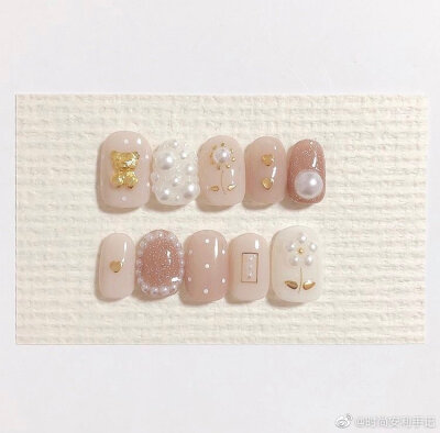 「 日系美甲nails 」
秋冬快给指甲换上新衣服鸭₍•ʚ•₎カッカッ
偶尔做做这种稍复杂一些的款式也不错哦！
小时建议这种可以做成成品甲片 会来的划算很多
#美甲攻略# ​