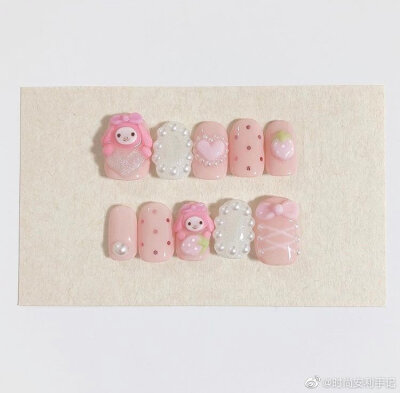 「 日系美甲nails 」
秋冬快给指甲换上新衣服鸭₍•ʚ•₎カッカッ
偶尔做做这种稍复杂一些的款式也不错哦！
小时建议这种可以做成成品甲片 会来的划算很多
#美甲攻略# ​