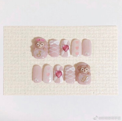 「 日系美甲nails 」
秋冬快给指甲换上新衣服鸭₍•ʚ•₎カッカッ
偶尔做做这种稍复杂一些的款式也不错哦！
小时建议这种可以做成成品甲片 会来的划算很多
#美甲攻略# ​