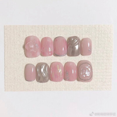 「 日系美甲nails 」
秋冬快给指甲换上新衣服鸭₍•ʚ•₎カッカッ
偶尔做做这种稍复杂一些的款式也不错哦！
小时建议这种可以做成成品甲片 会来的划算很多
#美甲攻略# ​