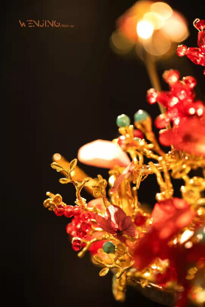 红金色 · 中式头饰❤️
在“环”的基础上
向外延伸线条
大气而庄重
小姐姐们喜欢的汉服造型同样适用～
高级手工班助理：新黎&小洁老师