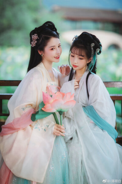 《莲》
人与花俱好，花与人俱老。
出镜：@葵花花花儿 @猪系少女日
妆造：@简槐monokeros- | 日日
摄影/后期：@-薄荷白
#杭州约片##汉服约拍# ?