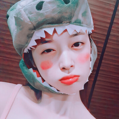 桃子味的
/崔雪莉
容景