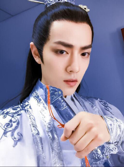 肖战
照片来源于微博侵删