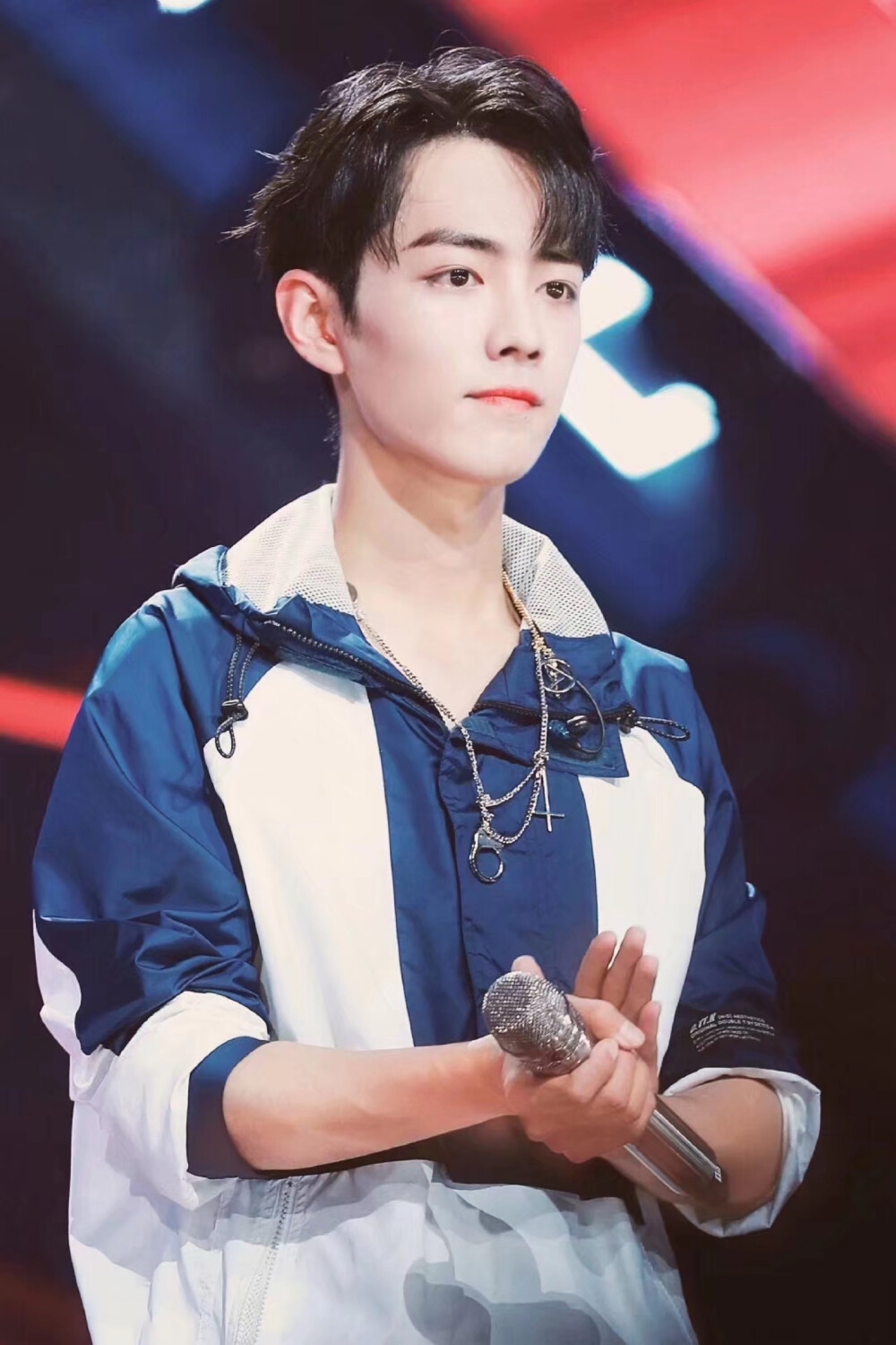 肖战
照片来源于微博侵删