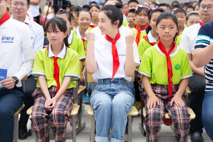 张子枫
护舒宝品牌大使张子枫 “我就是女生”公益行！鼓励关注乡村学校基础建设，呵护女孩们的敏感青春期。青山绿水，守护微笑，共建成长自信。 ​​​