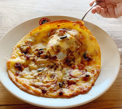 漫咖啡的芝士牛肉披萨
吃了几十个了还没让我吃腻掉
神奇的食物 !! 满满的芝士超薄的饼皮盖汁儿的牛肉馅儿 一口就是满足 