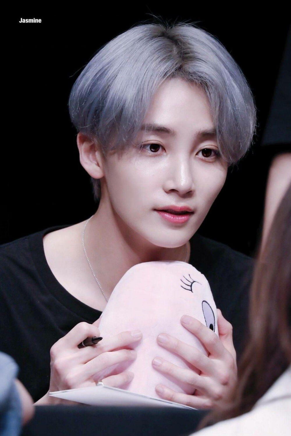 尹净汉 Jeonghan。