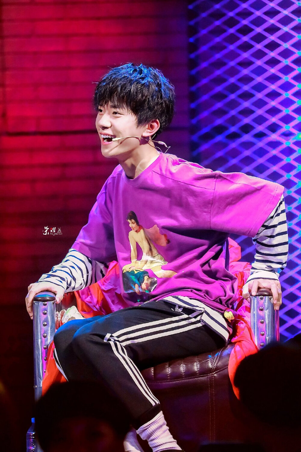 千玺 易烊千玺 爱到骨子里的男孩 陌上人如玉，公子世无双。tfboys TFBOYS 好看的男生 帅气的男生 大佬 四字弟弟 四字哥哥 千纸鹤 鸵鸟 