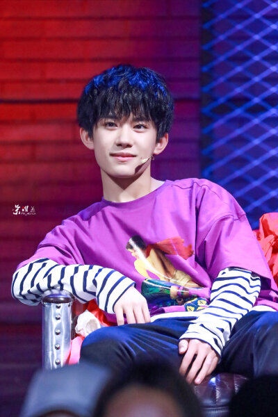 千玺 易烊千玺 爱到骨子里的男孩 陌上人如玉，公子世无双。tfboys TFBOYS 好看的男生 帅气的男生 大佬 四字弟弟 四字哥哥 千纸鹤 鸵鸟 