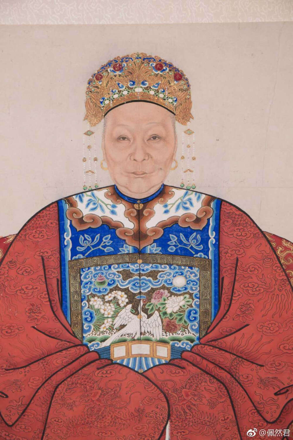 画像上的汉女均着礼服:戴凤冠,穿蟒袍,云肩,霞帔,官裙,挂朝珠(第椅揶