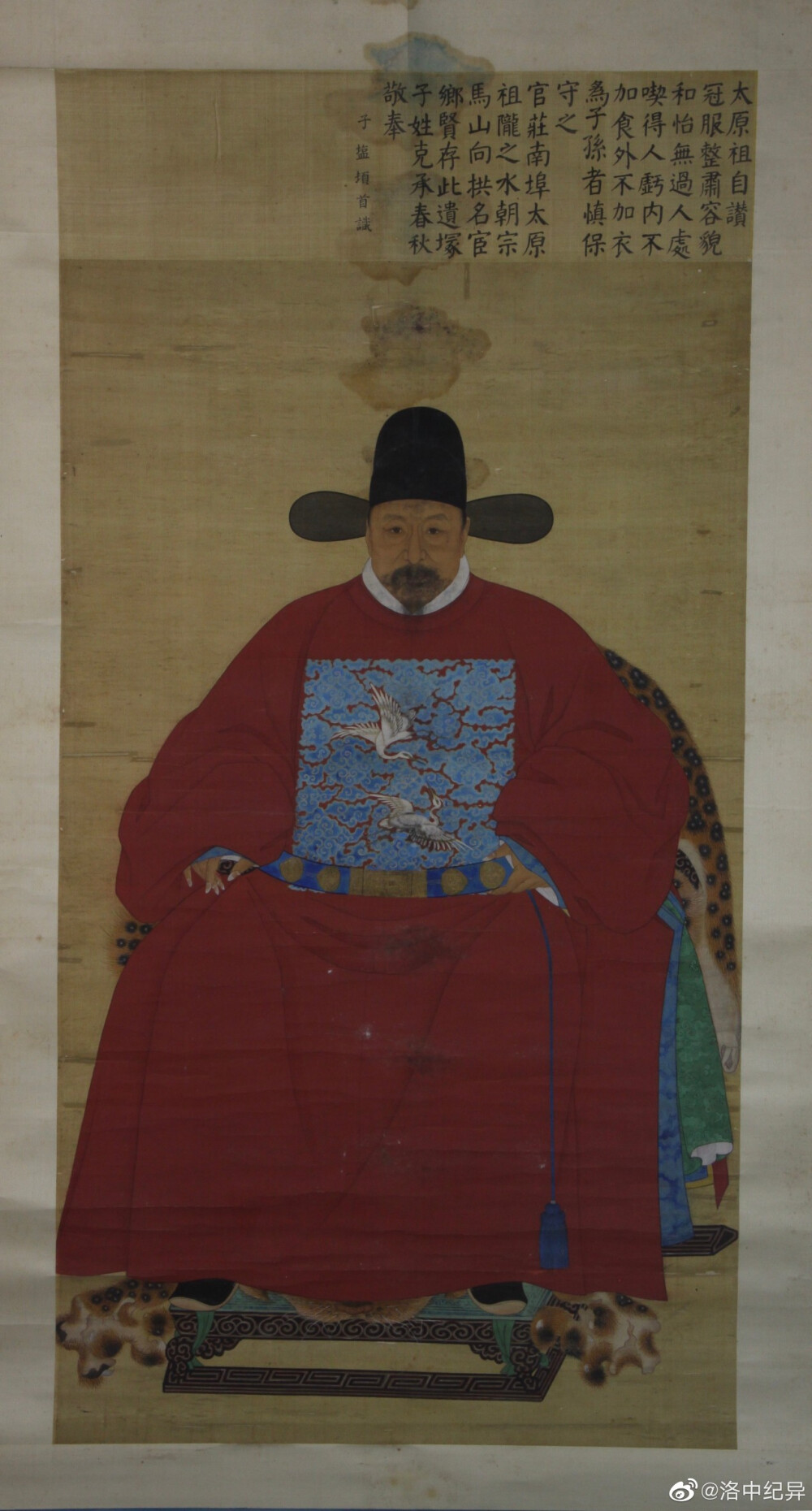 【即墨博物馆】藏明绢本《杨太原公（良臣）容像》（图1～4）和明《杨武邑公（良臣）容像》（图5～9）应该为同一画师的作品。
（点击原图比较清晰）
杨良臣(1462～1529),字舜卿,号南庄。明弘治十一年(1498)举人,被任命为山西太平县令。他为政宽厚爱民如子,因而社会安定百姓乐业。当地士民还专门绘制《太平鸣琴图》,以感其德。后来,因为母亲逝世,杨良臣回到即墨老家守孝,期间在城南另建了一宅子,名叫“南庄”,并在庄内建了一个“瞻云楼”,他经常凭栏东眺,吟诗著文,著有《南庄遗诗》。
即墨杨氏是即墨历史上有名的“周、黄、蓝、杨、郭”五大家族之一，是明清时期的山左书宦世家。从明初到清末的400余年间，杨氏门第不绝于仕途。