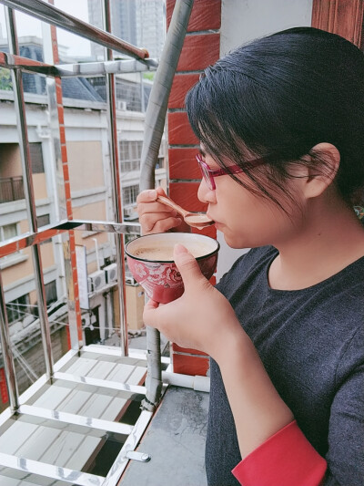 喝婆婆熬的姜茶打卡第15天
今天早上起来又有点凉飕飕的了。煮了一碗牛奶姜茶，好喝！