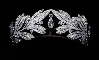 1907年，卡塔尔博物馆管理局藏，铂金+钻石，种子式镶嵌，玛丽波拿巴公主与希腊乔治王子的婚礼订制。