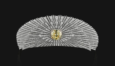 太阳光芒冠冕，1907年，阿勒萨尼亲王珍藏，铂金+黄金+钻石（重约61.80克拉）+1颗32.58克拉浓彩黄钻，种子式镶嵌