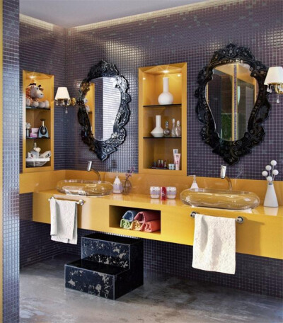  镜子是摩洛哥装饰的重要组成部分，越大越好。您希望在您的家中拥有一系列大型刺绣镜子，以创造空间的经典魅力，让房间变得生动。镜子增加亮度，同时让房间感觉更大。房间里应该有一个清晰，连贯的镜子，而镜子则在…