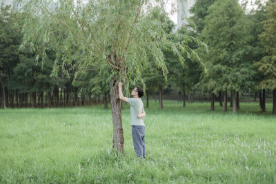 要不去家楼下散步吧
摄影：洪小漩
出镜：阿科
这次国庆长假，回了上虞。除了去外婆和爷爷奶奶家外，剩下的时间就在家度过的。
在小区里住着，自然和回浦江乡下那种住在宅基地建的大房子里的日子大不相同。无趣得很。…