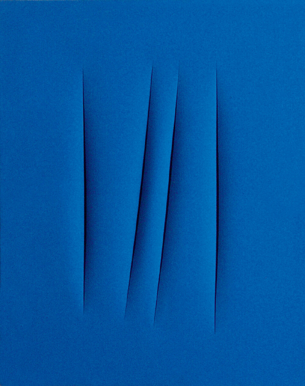 Lucio Fontana 卢西欧·丰塔纳因其一系列“割破的”画布作品而闻名于世。1949-1950年间Fontana开始在创作中刺穿其画布，这一刀打破了观赏者视线所能看到的画面，通过画布本身，通往其后的空间，打破绘画与雕塑的界线，创造了无限的一维空间。Fontana此举割开画布，使虚构的想象空间崩坏瓦解，与我们身处的真实空间通气连系，虚构空间与真实空间融二为一。