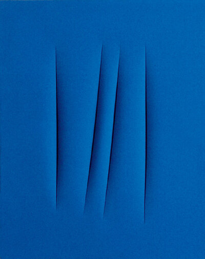 Lucio Fontana 卢西欧·丰塔纳因其一系列“割破的”画布作品而闻名于世。1949-1950年间Fontana开始在创作中刺穿其画布，这一刀打破了观赏者视线所能看到的画面，通过画布本身，通往其后的空间，打破绘画与雕塑的界线…