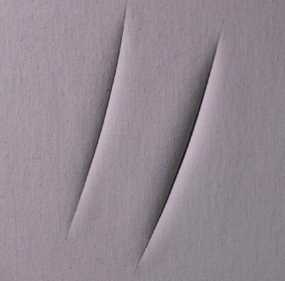 Lucio Fontana 卢西欧·丰塔纳因其一系列“割破的”画布作品而闻名于世。1949-1950年间Fontana开始在创作中刺穿其画布，这一刀打破了观赏者视线所能看到的画面，通过画布本身，通往其后的空间，打破绘画与雕塑的界线…