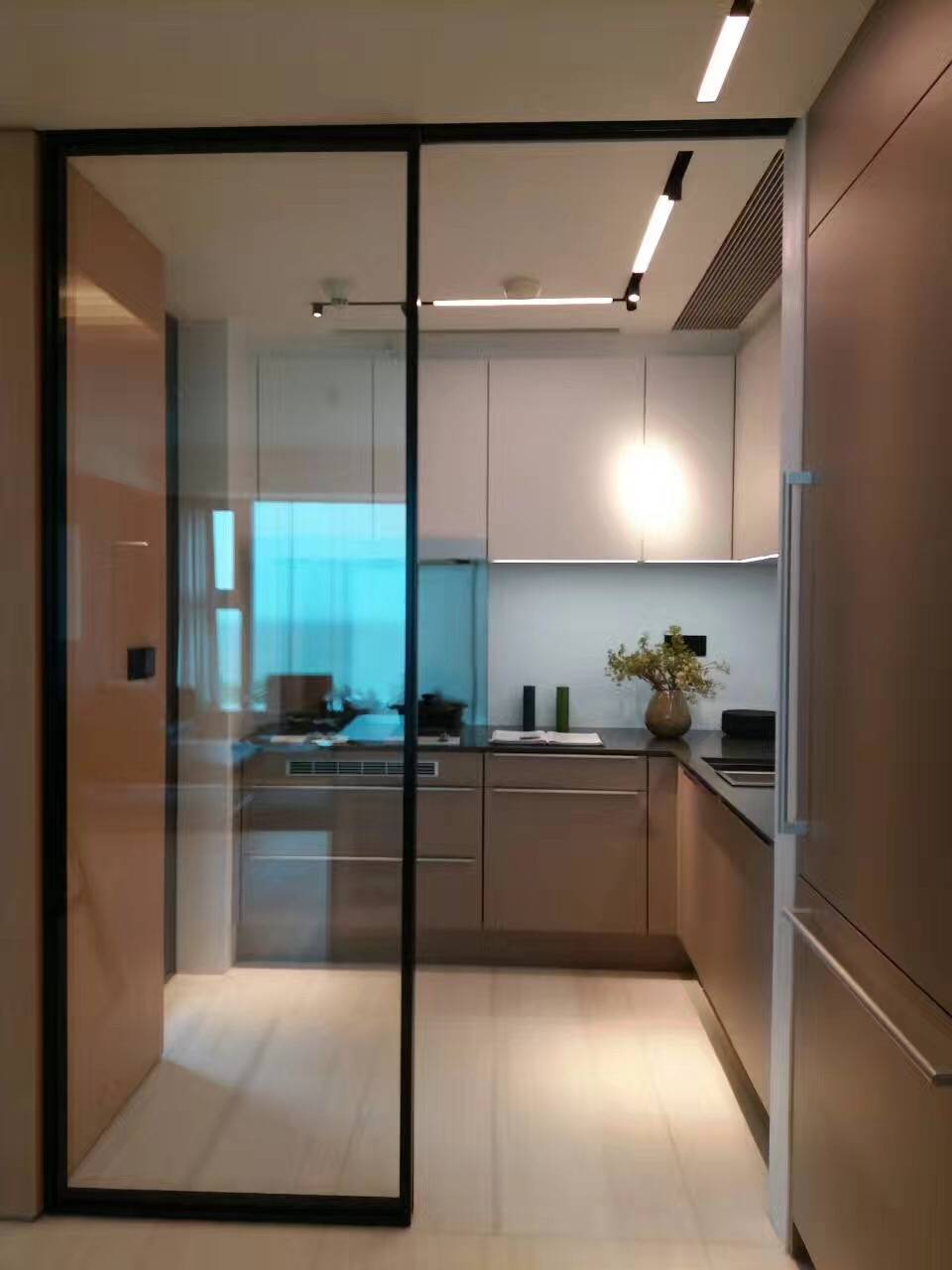 华润深圳湾·悦府 | 二期样板房
相关进口家具：Cassina 235-236 Mister 沙发、Cappellini
Big Break Conference 餐桌、Cassina 194 9 边几、Cassina
288 Sled 沙发、baxter GRAZ BABY 椅子、MOROSO My Moon My Mirror 镜子。