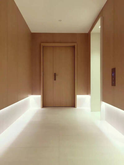 华润深圳湾·悦府 | 二期样板房
相关进口家具：Cassina 235-236 Mister 沙发、Cappellini
Big Break Conference 餐桌、Cassina 194 9 边几、Cassina
288 Sled 沙发、baxter GRAZ BABY 椅子、MOROSO My Moon My Mirro…