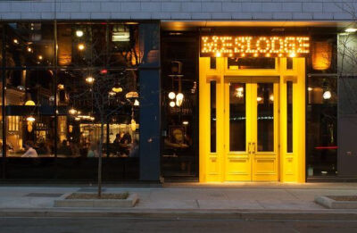 黄色的门头设计。 ​​​