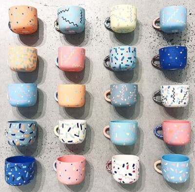 #发现澳洲# Leah Jackson是一位陶艺家，在墨尔本阿尔伯特公园的工作室进行手工瓷器制作，她的碗、杯子和花瓶上点缀着点、线和弯弯曲曲的条纹，比如五彩纸屑和彩带，迷人的设计引很是受欢迎，她手工制作的陶瓷色彩鲜…