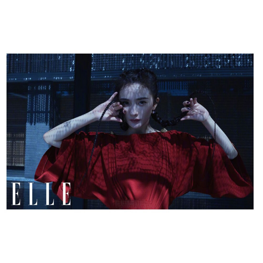 杨幂 × ELLE 丨11月刊封面大片
火焰红裙配以双鱼骨辫，脚踩马丁靴，飒美兼具，英气也有，甜美更多。其中深v红裙撞衫超模肯豆、李宇春，与之相比气场也是超强大~