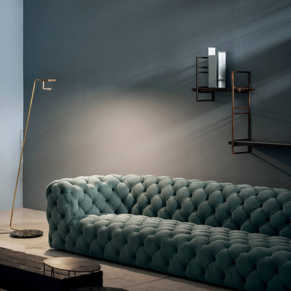 你已过完2019法定节假日 , 上班第一天【种草沙发系列推荐】baxter Chester Moon沙发， 沙发长度295cm，宽度107cm，高度67cm，由意大利当代设计的代表人物工业设计教母Paola Navone设计，baxter Chester Moon沙发曾经在世界各地红极一时，家饰博为您提供国际化的搭配方案，专业设计团队为您打造最美丽的家。